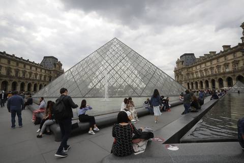Los empleados del Louvre se quejan por aglomeración de turistas y lo cierran
