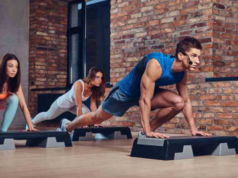 Este ejercicio no puede faltar en tu rutina porque te ayuda a tonificar todo el cuerpo con pocos movimientos