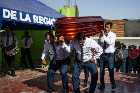 Los ‘bailarines de la muerte’ que cargan féretros y desafían al dolor en Perú