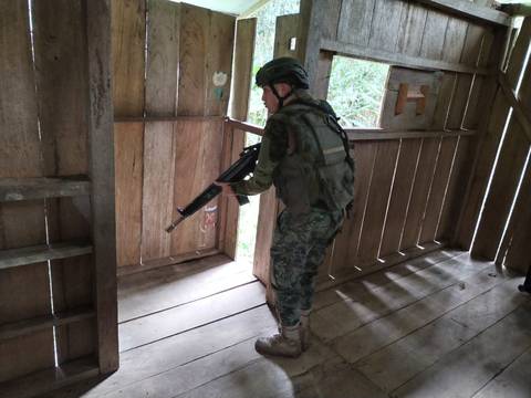 En Sucumbíos, militares localizan área de descanso de grupos armados de Colombia y semillero de coca
