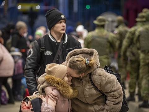 Ucranianos arriban a pie a Hungría para escapar de bombardeos