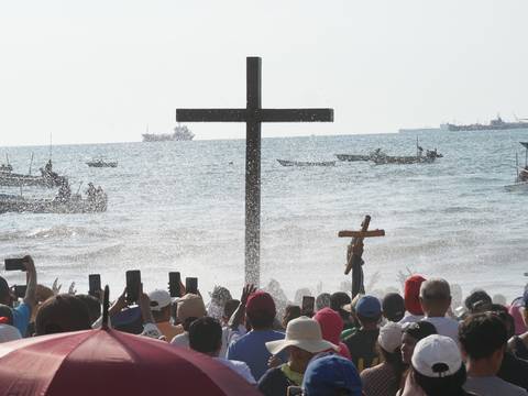 Cientos de personas participaron del Baño de la Cruz, ritual de Semana Santa que se realiza en Ballenita