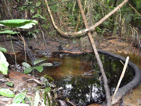 Derrame de petróleo afecta a recinto en Lago Agrio