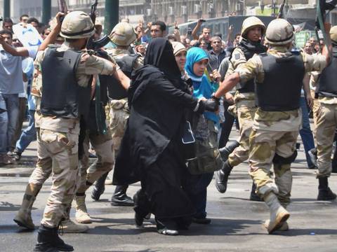 Violencia en Egipto suma 800 muertos