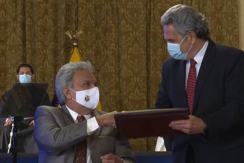 Gobierno de Ecuador entrega títulos habilitantes a radiodifusores