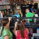 ‘Tocó correr a comprar’: en Guayaquil, padres de familia aceleran las compras de útiles escolares a pocos días de que cambie la tarifa del IVA